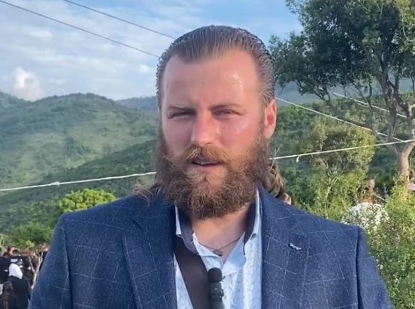 Breshëri kallashnikovësh drejt Audi Q7 ku lëvizte çifti i bashkëshortëve, autorët i zunë pritë…