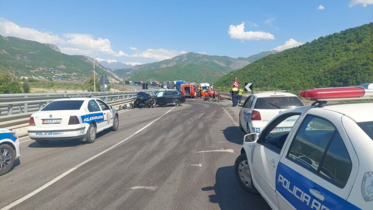 Aksident i rëndë në aksin Librazhd-Elbasan! Shtetasi i huaj humb jetën, disa persona të plagosur