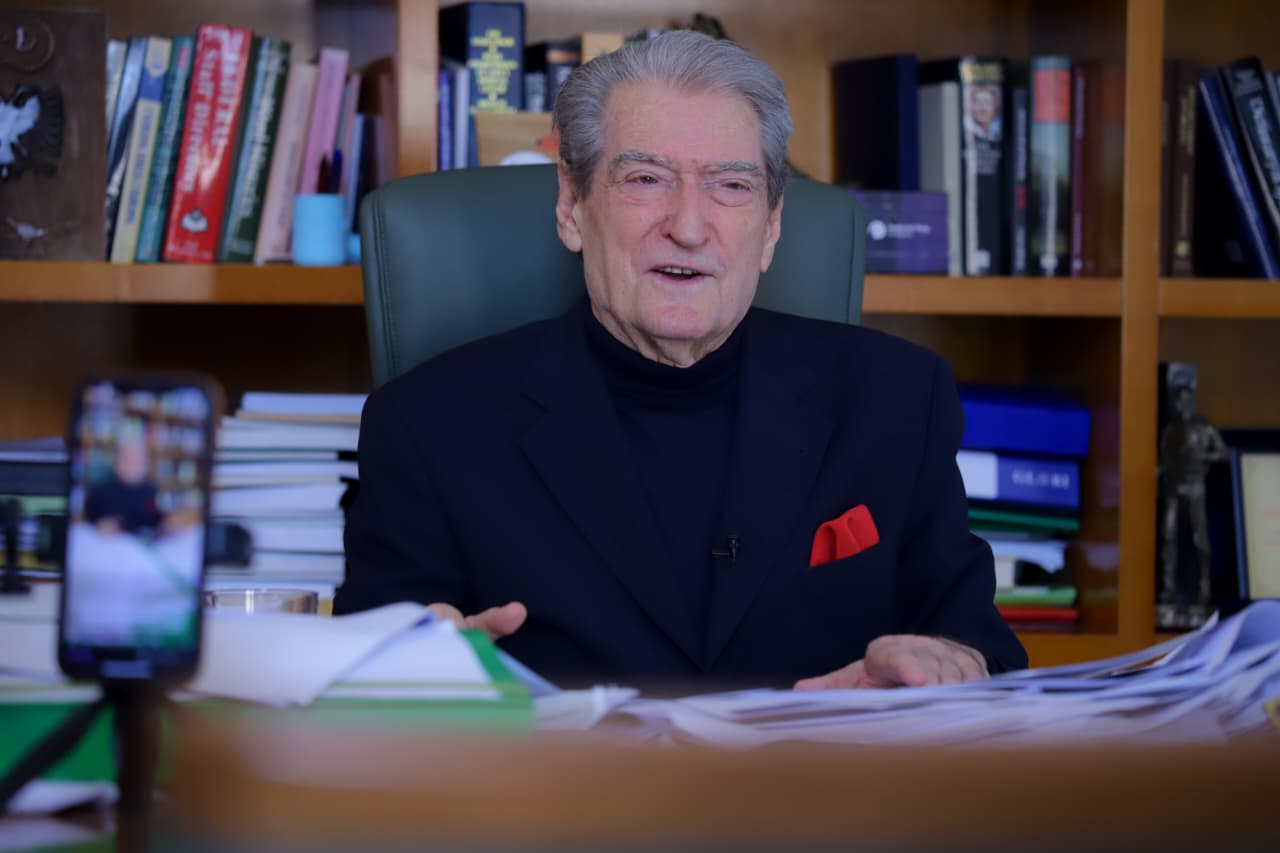 Berisha: Rama tallet me të moshuarit, u jep pensionistëve 2 kilogram domate shtesë pensioni në muaj