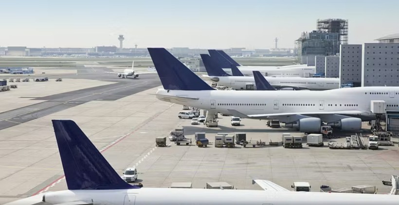 Kriza e karburantit vë në rrezik fluturimet në Itali, vendosen kufizime për furnizim në 4 aeroporte