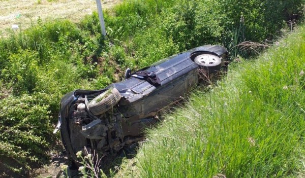 Aksident në Fushë-Krujë – Durrës, dy makina përfundojnë në kanal pas parakalimit të rrezikshëm