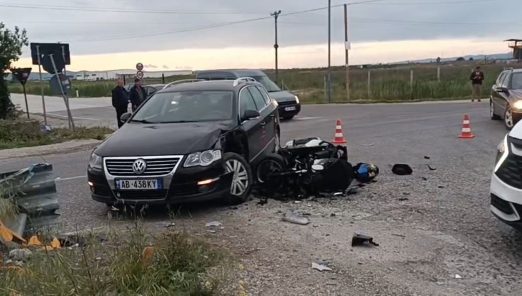 Makina përplas motoçikletën, plagoset rëndë drejtuesi! 