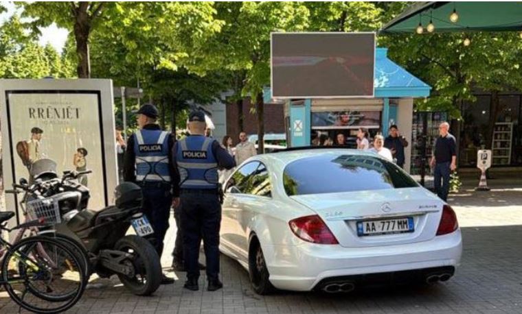 Makina del nga rruga dhe hipën mbi trotuar, plagoset këmbësorja!