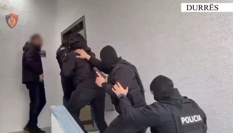 Zbulohet studio e tatuazheve në Durrës plot me armë, arrestohet pronari (VIDEO)