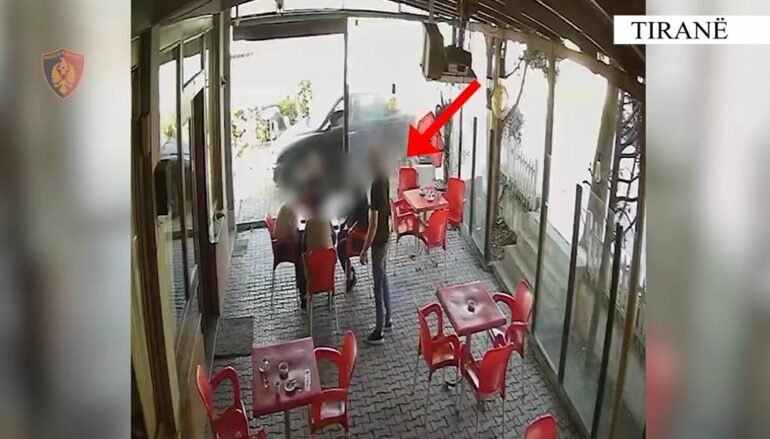 Nxjerr pistoletën në mes të lokalit dhe tenton të vrasë një person, policia arreston 50-vjeçarin!