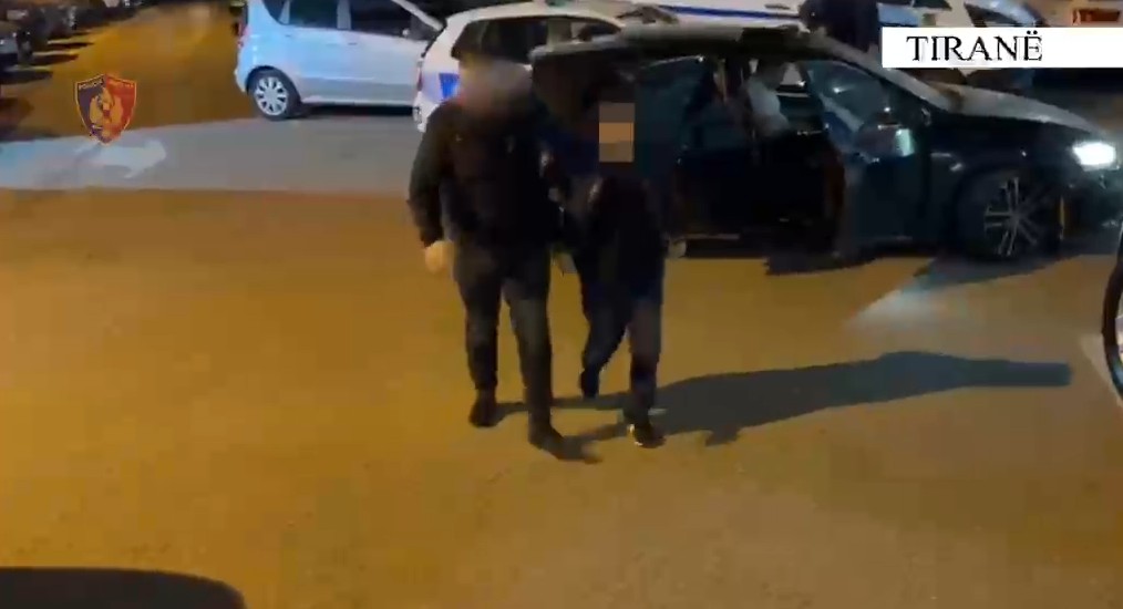 U sekuestruan 60 kg kanabis dhe armë zjarri, zbardhen emrat e 15 të arrestuarve nga operacioni antidrogë në Tiranë