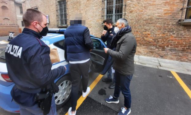 Pjesë e rrjetit të drogës, shqiptari me precedentë kapet duke shitur kokainë në rrugët e Italisë! 