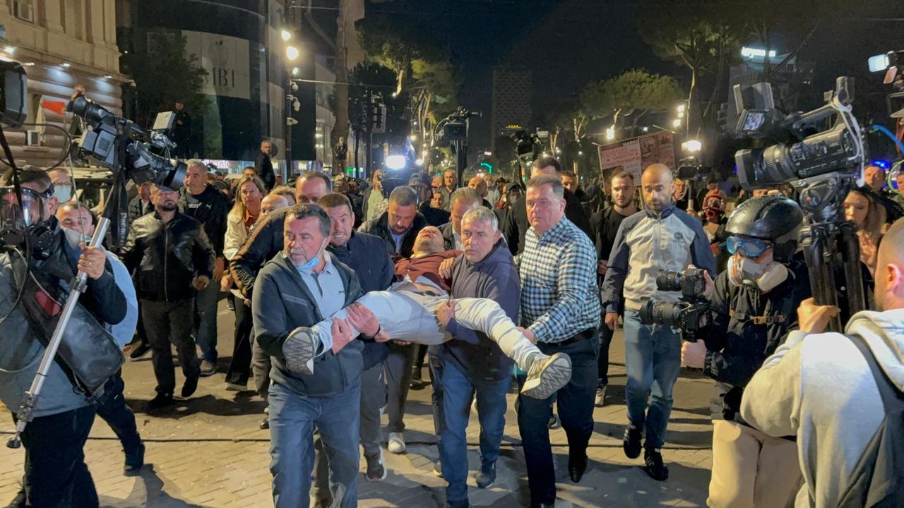 Tensionet në protestën kombëtare të PD-së, Aulon Kalaja në gjendje të rënduar shëndetësore nga gazi