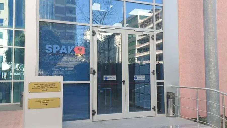 “Kam 7 vite që i lutem Majlinda Carës”/ Qytetarja ngjitet në dyert e SPAK dhe kërkon të futet me forcë: Bashkia e Laçit më ka nxjerrë shtëpinë jashtë përdorimit (VIDEO)