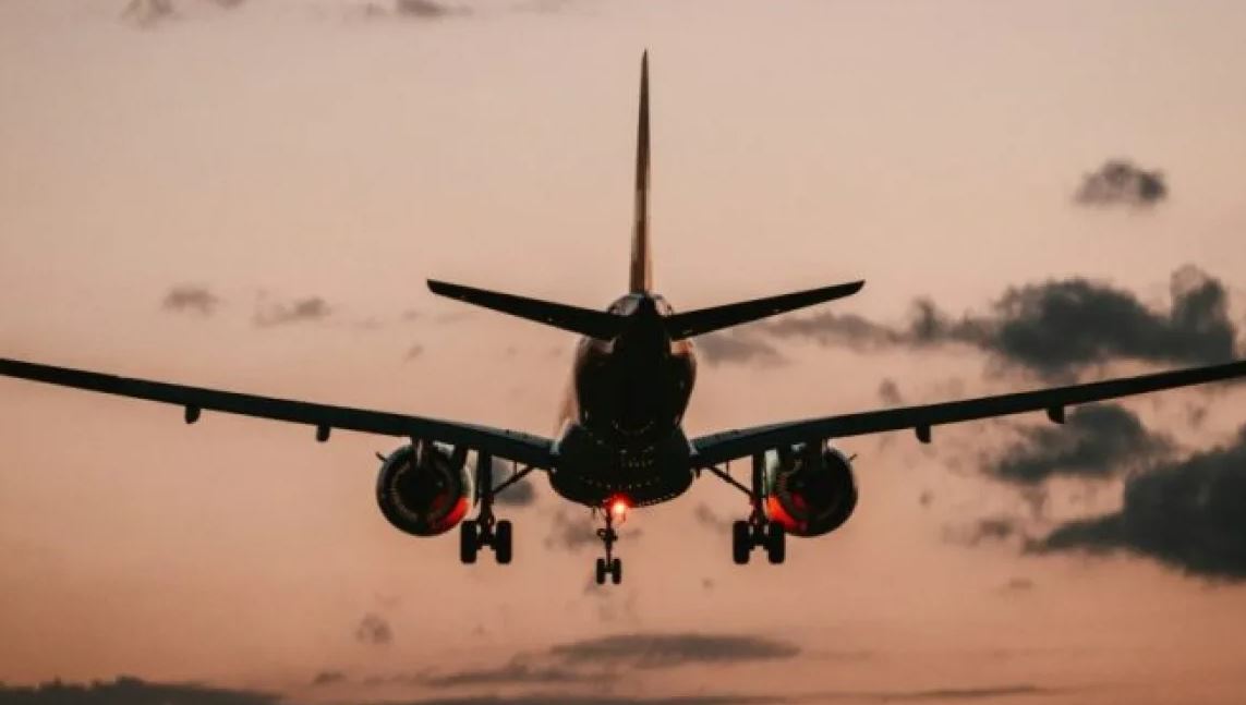 Çmenduri në fluturim, pasagjeri në bord terrorizon stjuardesën në avionin e linjës Belgjikë-Greqi, uli pantallonat dhe…