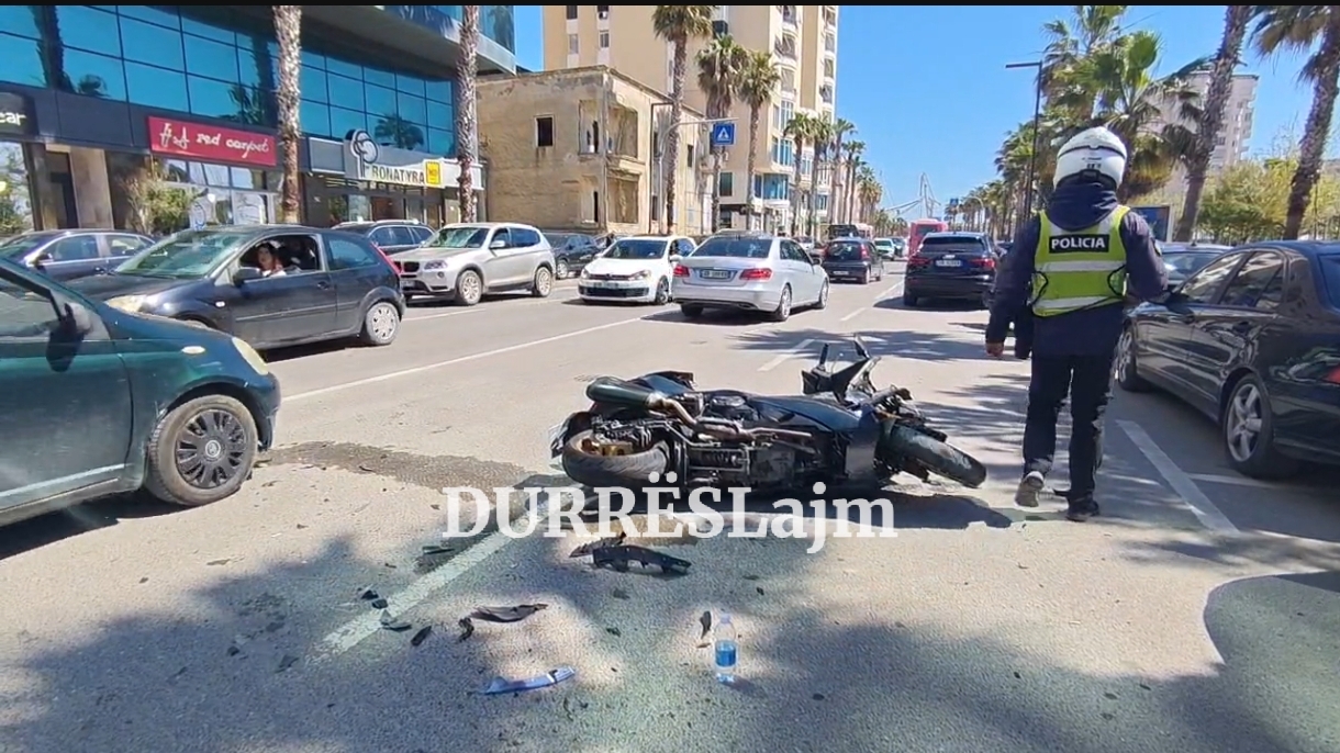 Aksident në Durrës, “Audi” përplaset me motorin, një i plagosur