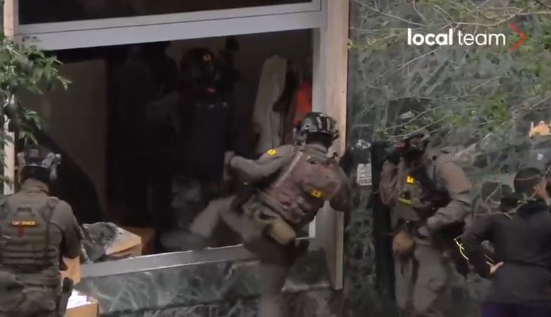 Grabitet banka në mes të Napolit, lirohen 25 pengjet por grabitësit refuzojnë të dorëzohen