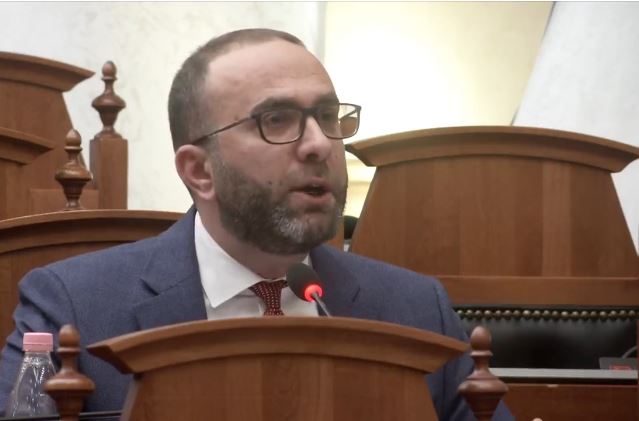 “Zbatoni verbërisht urdhrat e Ballës”- Bardhi akuza Peleshit në Kuvend: Nuk keni respekt për veten tuaj si kryetar!