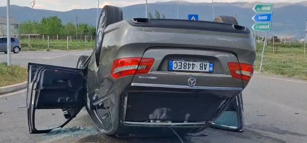 “Benz”-i përmbyset në rrugën drejt aeroportit të Kukësit (Foto)