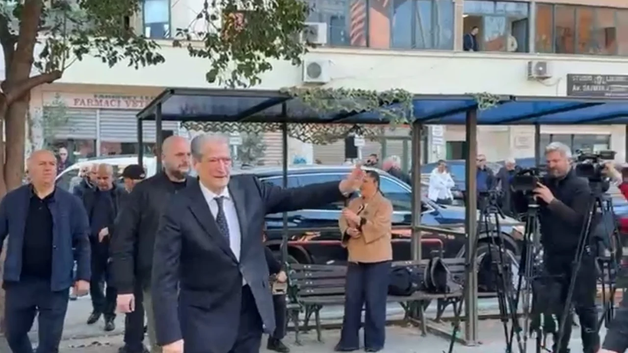 Berisha paraqitet në SPAK, pritet nga mbështetësit