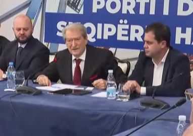 “Tenderi i Portit të Durrësit, si ai i Llogarasë!”, Berisha shigjeton Ballukun: Gruaja më mafioze që kanë parë trojet shqiptare