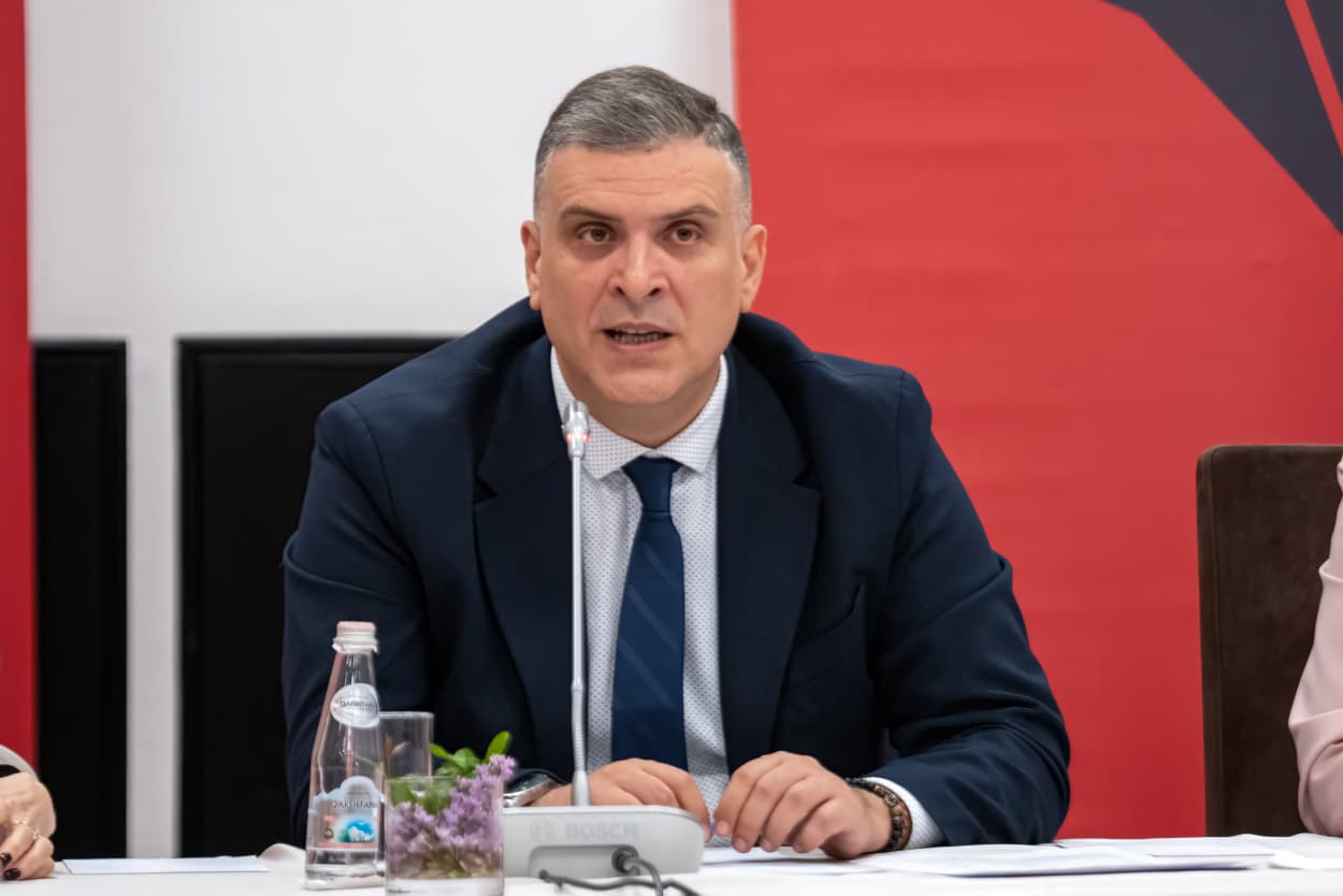 Çështja “Meta”/ Blushi publikon 3 prova të reja mbi kartat bankare: Pse s’qëndron akuza për “ligjin e minierave” dhe kompaninë “PLUS”