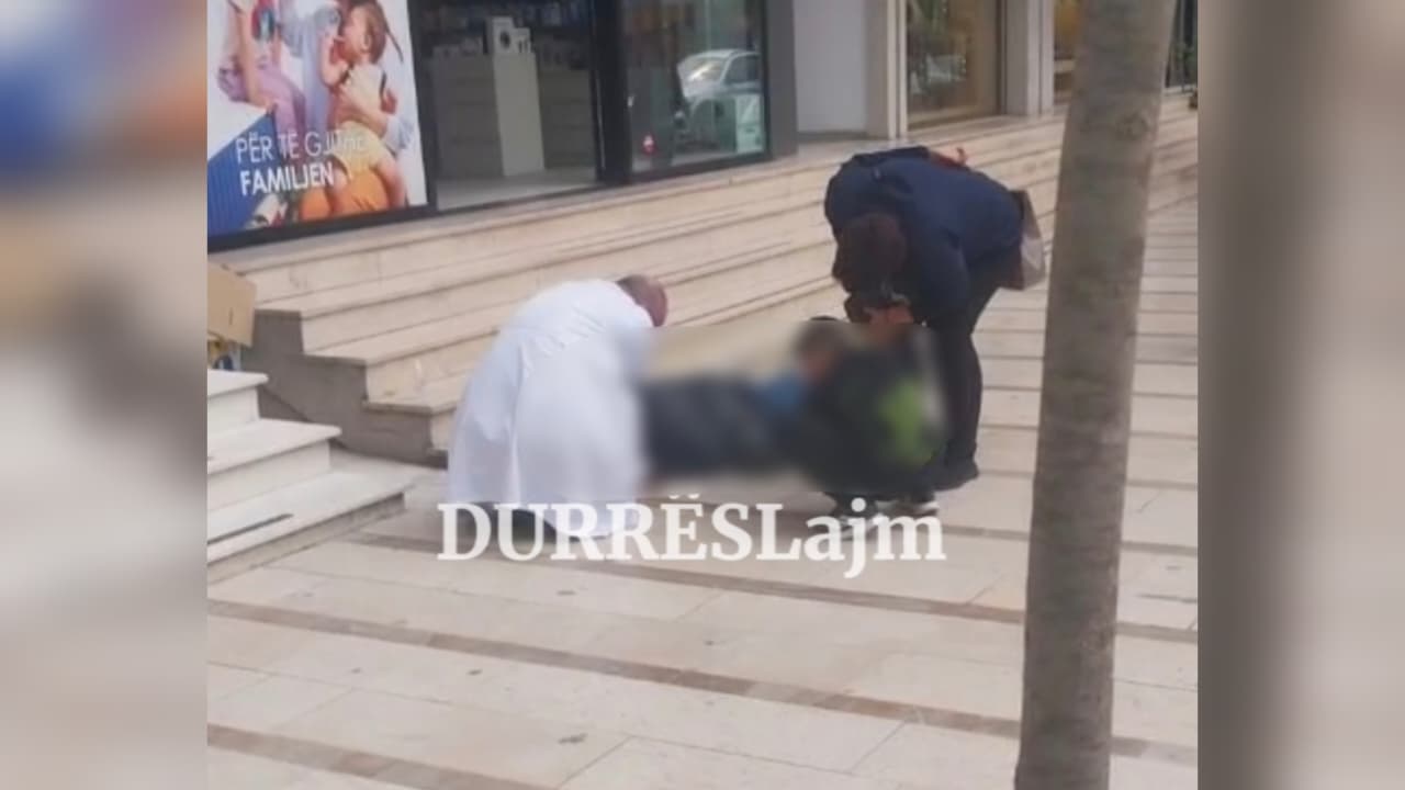 Të moshuarit i bie të fikët në mes të Durrësit, transportohet me urgjencë drejt spitalit (VIDEO)