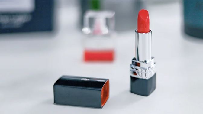 A mund të përdoret buzëkuqi i kuq gjatë ditës? Ja si të dukeni elegante pa e tepruar