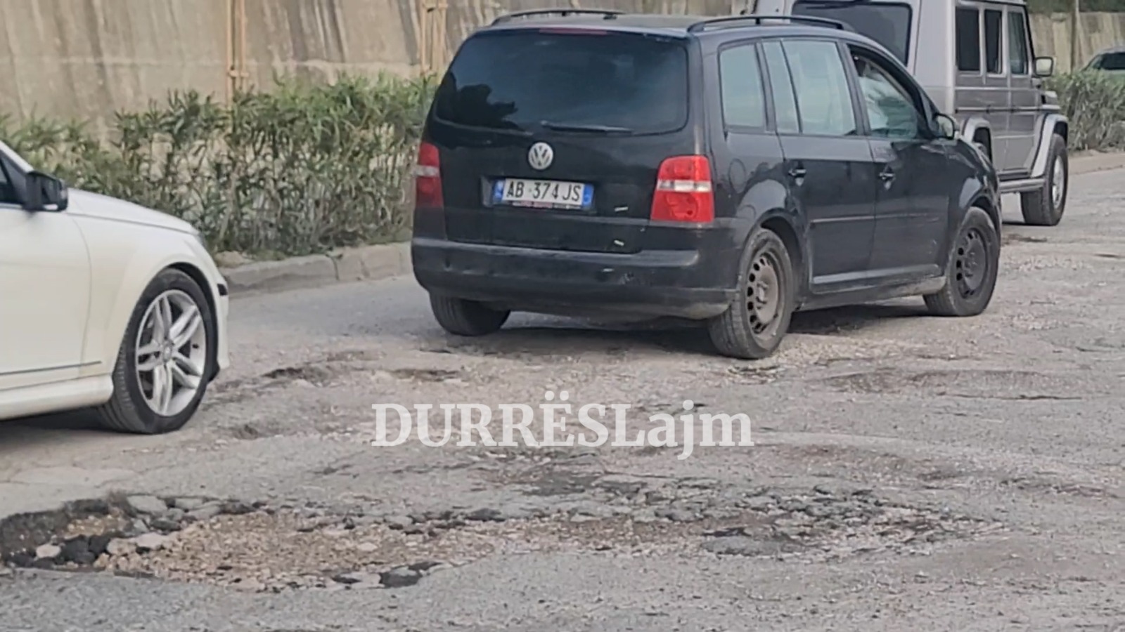 Rruga e Currilave, shoferët: Po na dëmtohen çdo ditë makinat, ka nevojë për ndërhyrje (VIDEO)