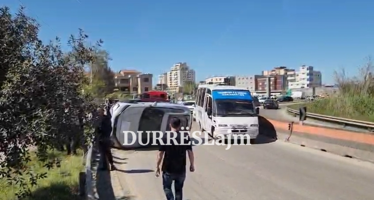 Durrës, përmbyset mjeti në mes të rrugës (VIDEO)