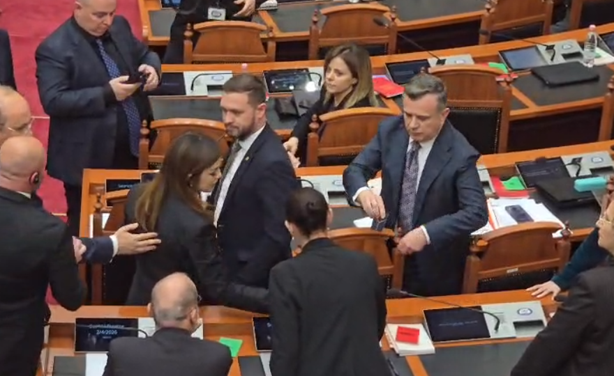 PS kërkesë për përjashtimin nga Kuvendi deputetëve të opozitës, Flamur Noka dhe Elda Hoti