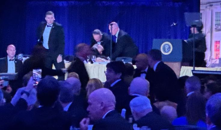 VIDEO/ Të shtëna me armë zjarri në një darkë ku ndodhej Donald Trump, momenti kur evakuohet presidenti i SHBA-ve