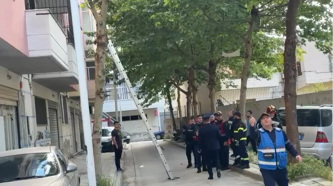 E moshuara me sklerozë alarmon lagjen, tenton të hidhet nga kati i tretë i banesës