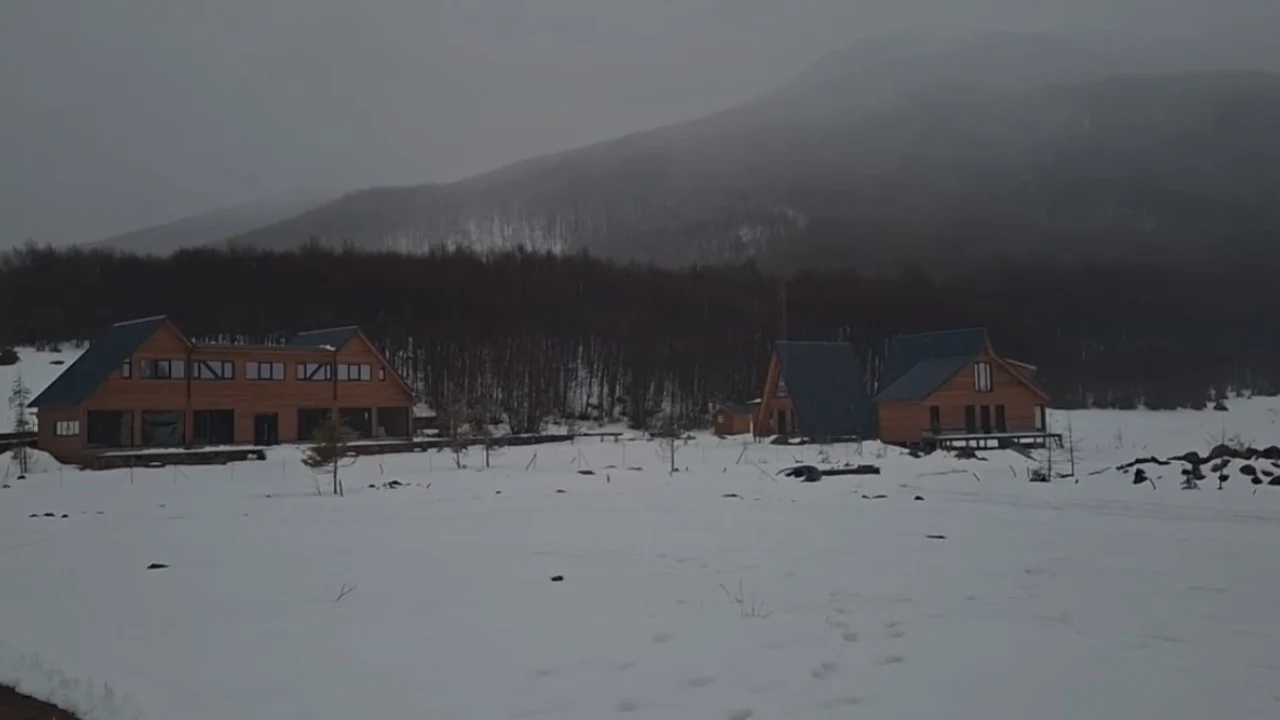 Zbardhet nga dëbora qarku i Elbasanit, disa fshatra pa energji elektrike për shkak të erës së fortë