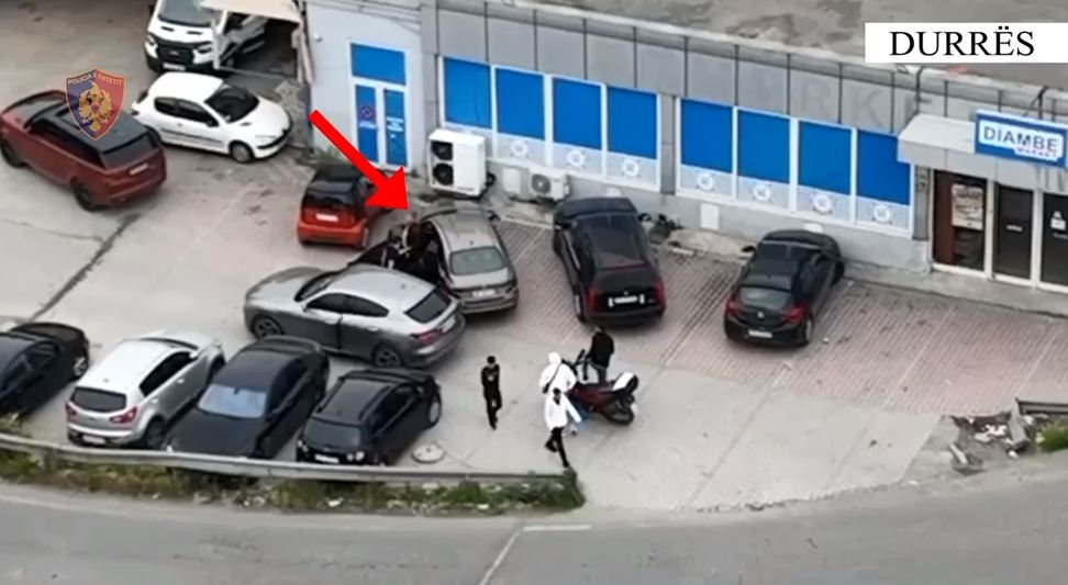 Si u arrestua 55-vjeçari në Durrës sapo zbriti nga makina, do shiste dy qese plot me fara kanabisi (VIDEO)