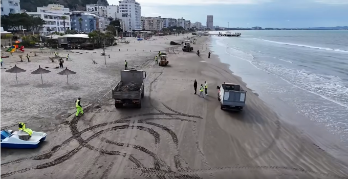 Sezoni turistik në Durrës, Sako: Nis pastrimi i vijës bregdetare në Shkëmbin e Kavajës (VIDEO)