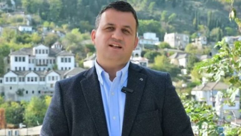 “Me HIV Golemi dhe 15 punonjës”/ Bashkia e Gjirokastrës padi ndaj personit që përhapi lajmin e rremë për kryebashkiakun