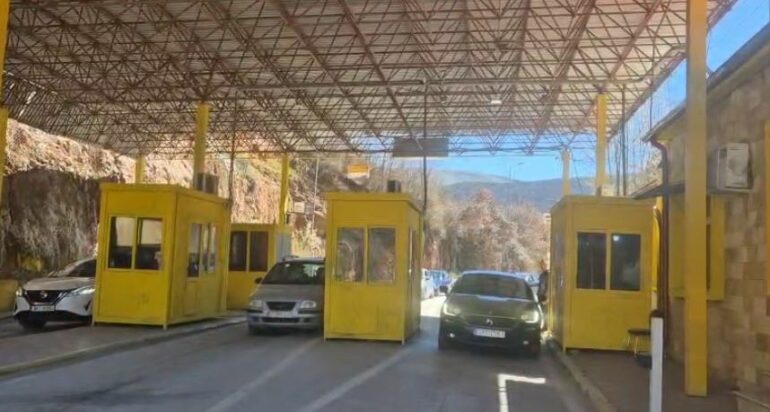 Pashkët kthejnë emigrantët/ Fluks i lartë lëvizjesh në Kapshticë, mbi 7 mijë shtetas hyjnë në territorin shqiptar në 24 orët e fundit