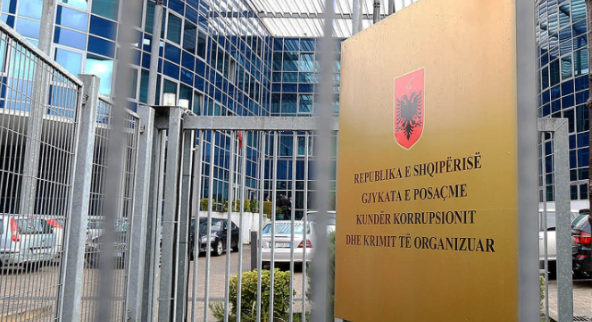 Nën akuzë për korrupsion, Apeli i GJKKO-së lë në fuqi vendimin për avokaten Elona Berki dhe një tjetër! Pushohet çështja për Roland Koçanin pasi ka ndërruar jetë