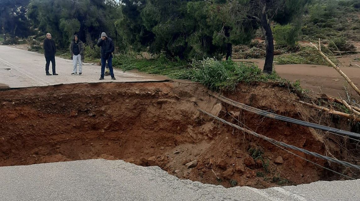 Katastrofë natyrore në Greqi nga moti i keq, gropa gjigante hapet në mes të rrugës. Regjistrohet viktima e parë