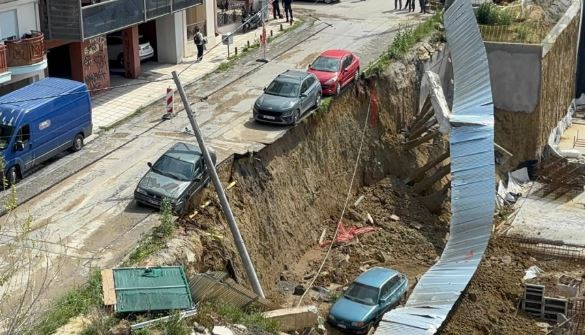 Pamje tronditëse nga Selaniku, gropa hapet pranë rrugës dhe ‘përpin’ makinat (VIDEO)