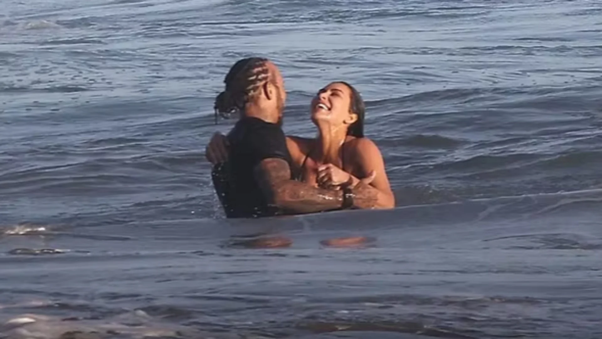 Lewis Hamilton e Kim Kardashian nuk fshihen më; pikasen në plazh në Malibu