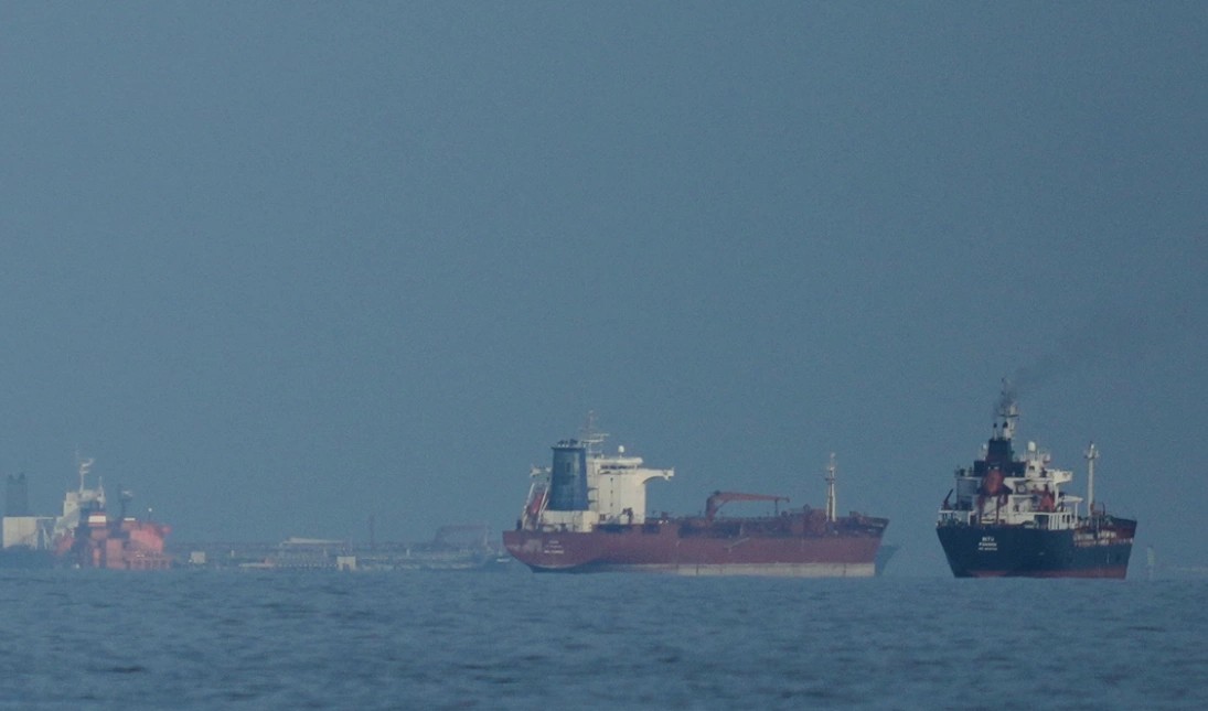 Qëllohen me armë zjarri tre anije kontejnerësh në Ngushticën e Hormuzit