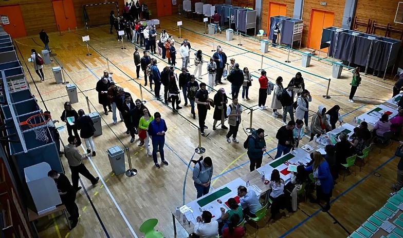 Zgjedhjet në Hungari/ Pjesëmarrje rekord në votime, nis festa techno para Parlamentit në Budapest