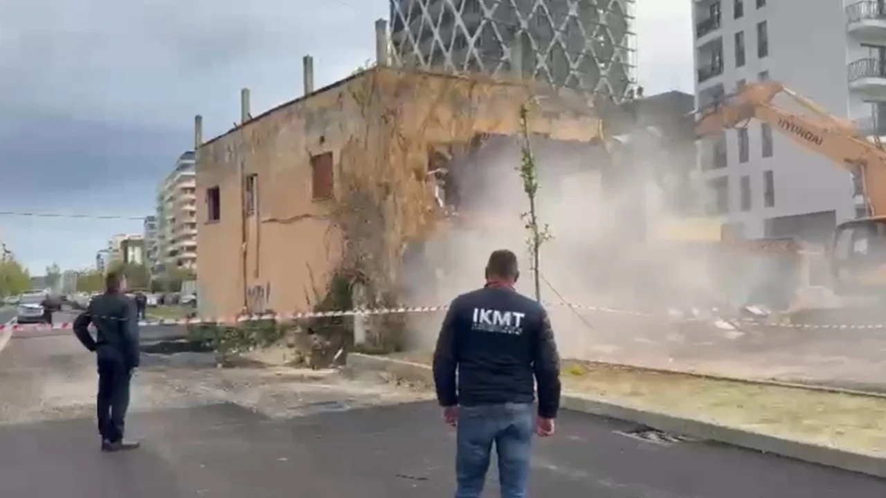 IKMT shemb ndërtesën 3-katëshe, pengonte hapjen e rrugës lidhëse mes Transballkanikes dhe Portit të Vlorës
