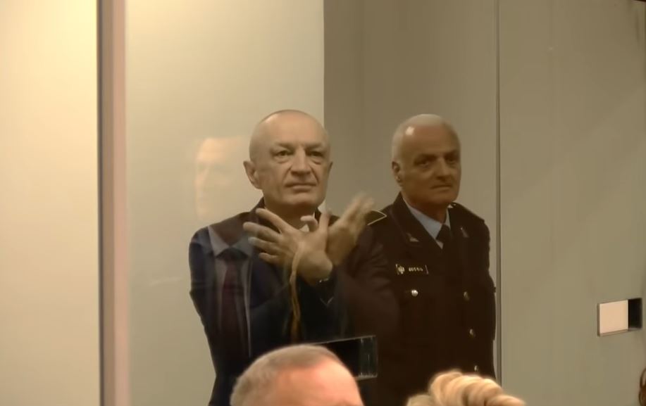 Seanca në themel, Ilir Meta mbërrin në GJKKO, përshëndet me dy gishta dhe bën simbolin e shqiponjës