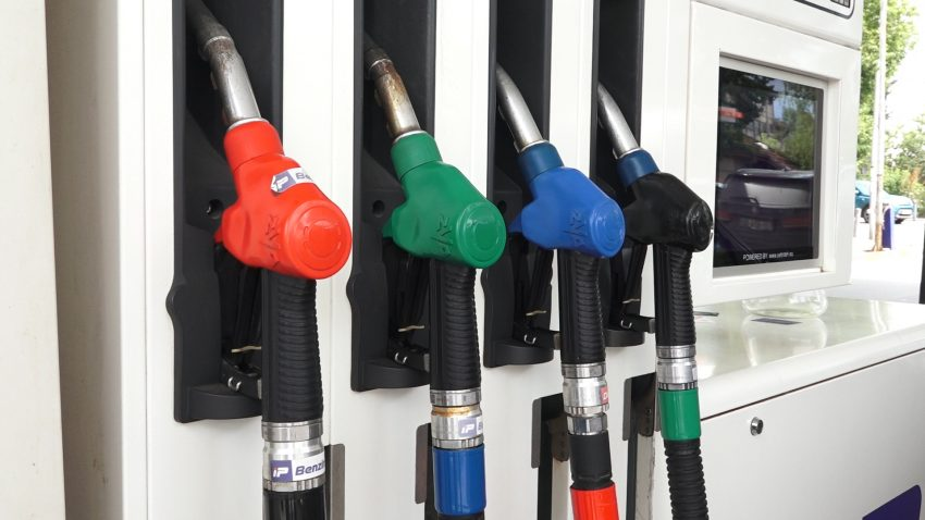 Konsumi i naftës në kufijtë e Maqedonisë 3-fishohet, 200 mijë litra në ditë blihen nga shqiptarët