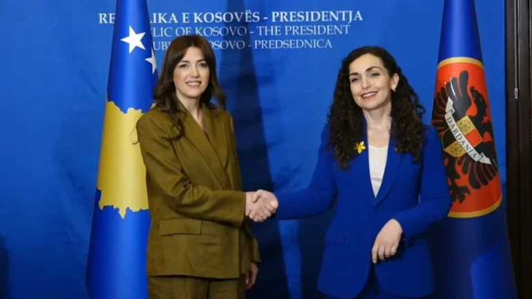I përfundoi mandati, Vjosa Osmani i dorëzon Albulena Haxhiut detyrën e Presidentes