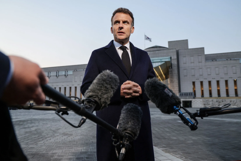 “Bëhu serioz, lufta nuk është spektakël”, Macron kritikon Trump