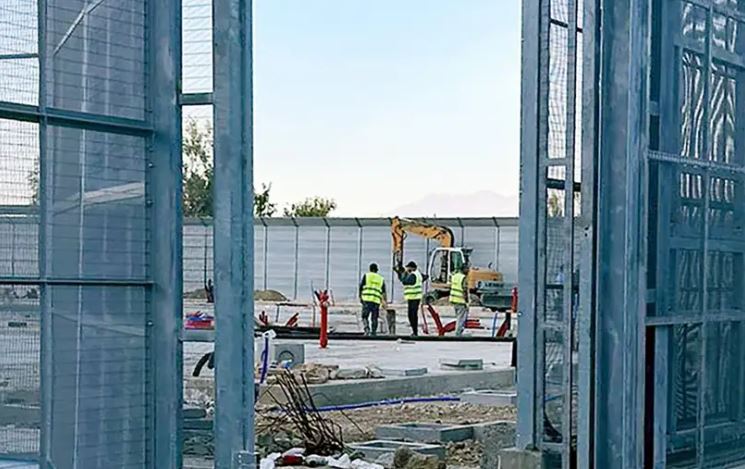 DW: Modeli i “kampeve si në Shqipëri” i lejueshëm, por me kushte! Eksperti i Gjykatës Evropiane të Drejtësisë i jep të drejtë Melonit