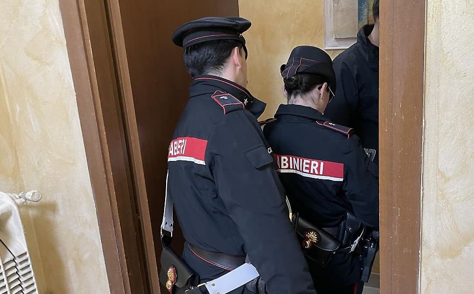 E rëndë në Itali, kopshtari shqiptar vret me çengel ish-gruan dhe partnerin e saj! Pas krimit vetëvritet duke u hedhur nga kulla (EMRAT)