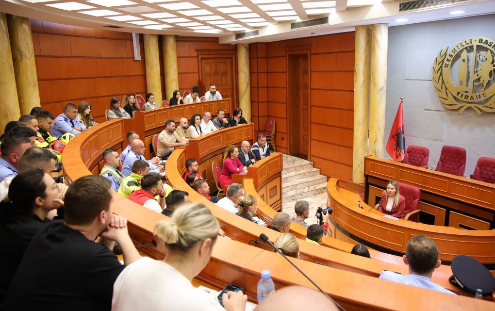 Djegia e pallati te “Farmacia 10”, bashkia nis aksionin për sigurinë ndaj zjarrit! Ristani: Kontroll ndërtesave që janë pajisur me leje ndërtimi