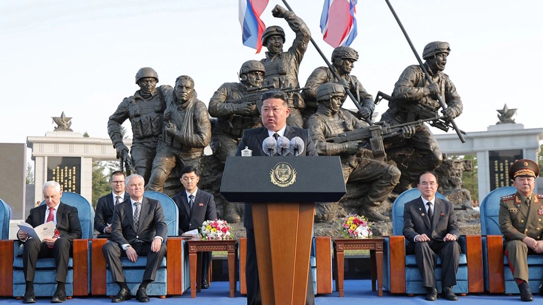 Kim Jong-un i quan heronj ushtarët e Koresë së Veriut që hodhën veten në erë, për të shmangur kapjen nga ukrainasit në front!