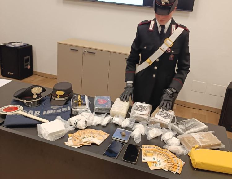 Çmontohet grupi shqiptar i trafikut të drogës në Itali, 4 të arrestuar! Kapen 10 kg kokainë me logo të markave të modës me vlerë 2.5 mln euro