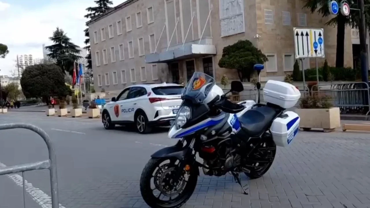 Sot protesta e opozitës para Kryeministrisë/ Zbardhen detajet nga tubimi i PD, rikthehen fjalimet në foltore